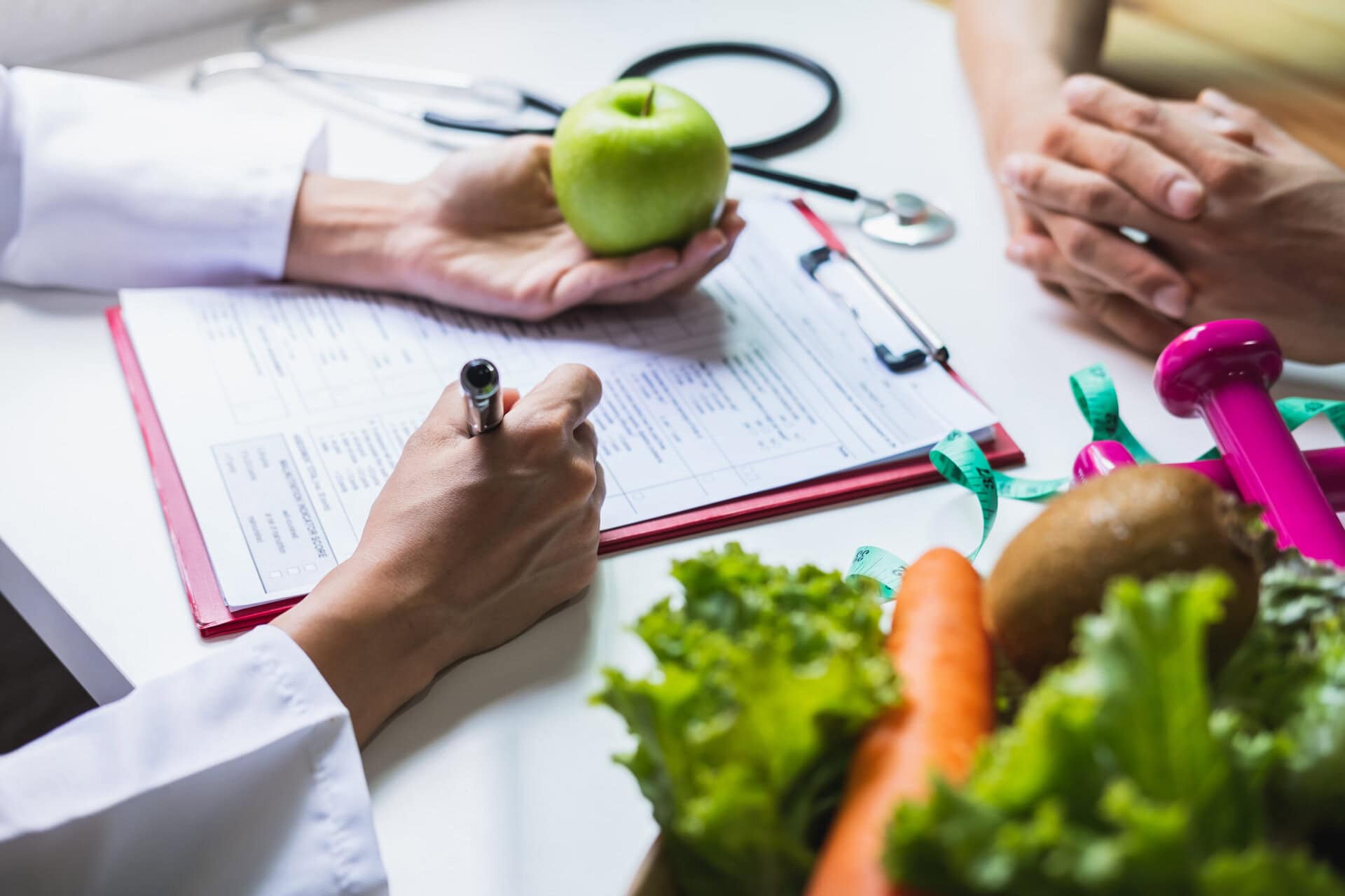 Nutritionist,giving,consultation,to,patient,with,healthy,fruit,and,vegetable,